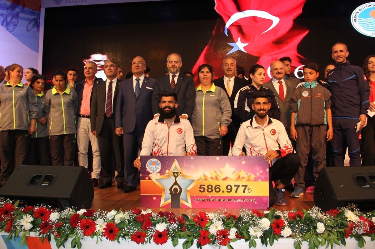 Bakan Kılıç, Mersin\'de \'2016 Spor Başarı Ödül Töreni\'ne Katıldı