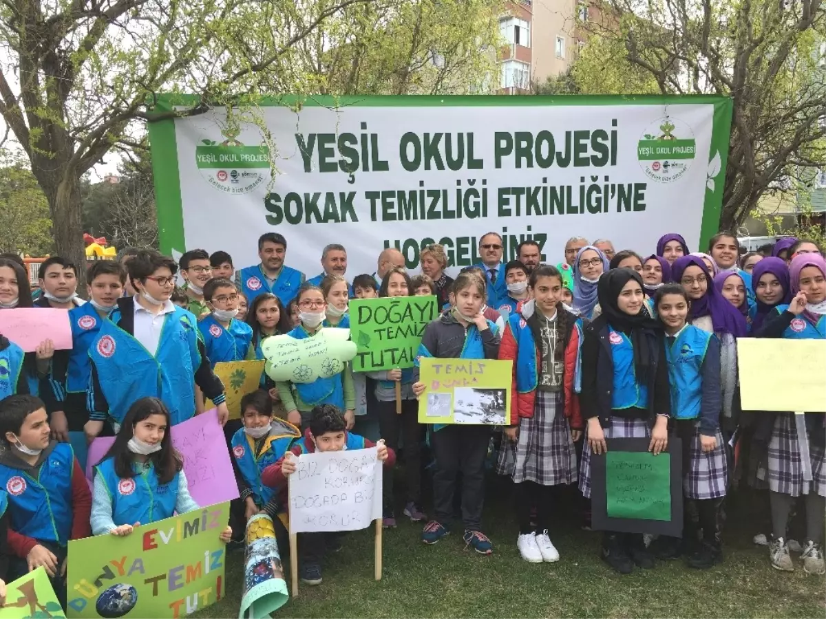 Belediye Başkanı ve Öğrenciler Sokaktan Çöp Topladı