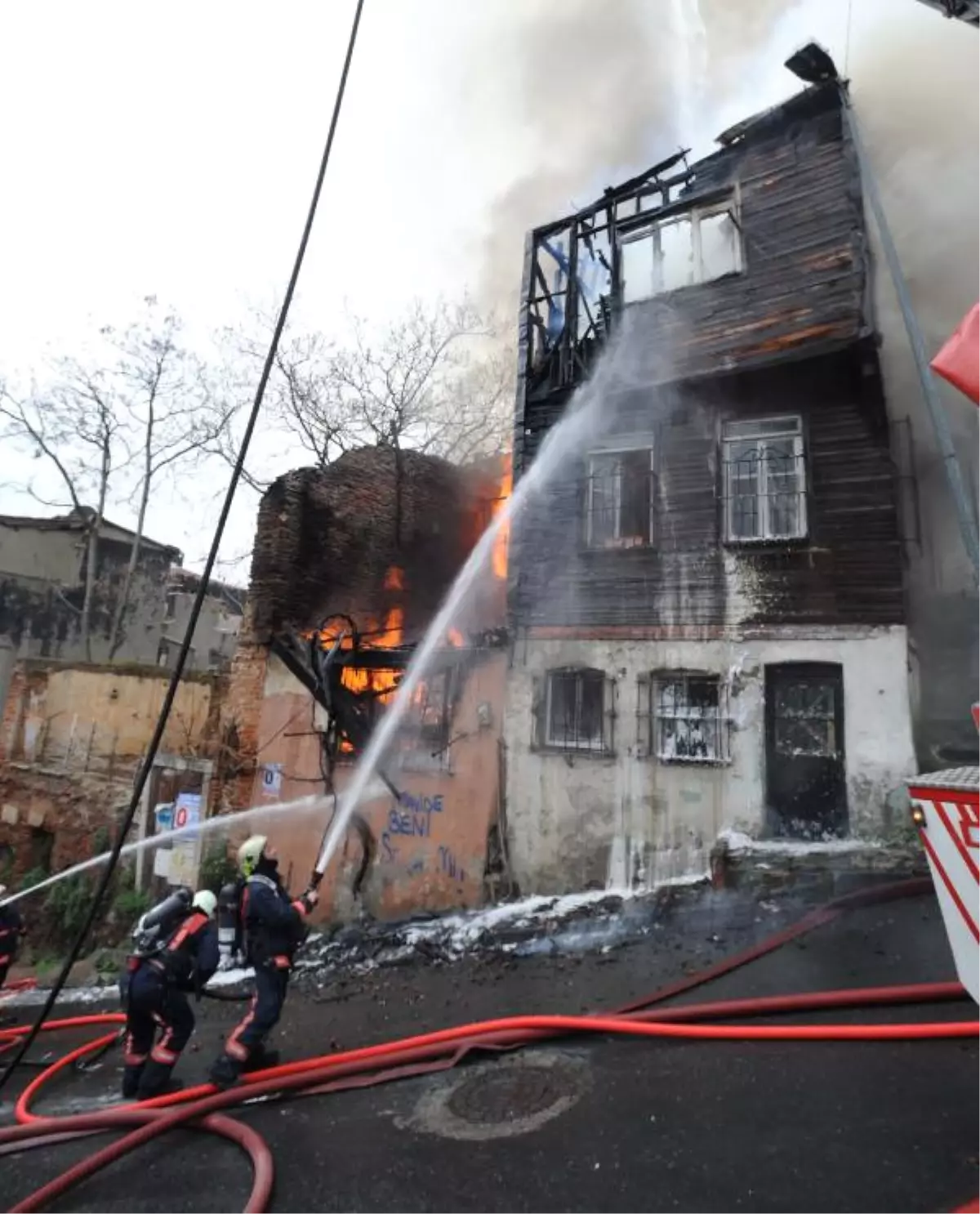 Beyoğlu\'nda Tarihi Ahşap Bina Alevlere Teslim