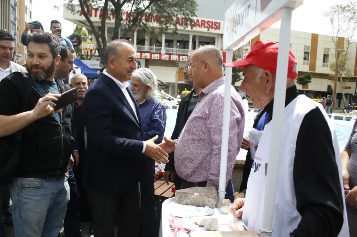 Çavuşoğlu "Hayır" Standını Ziyaret Etti