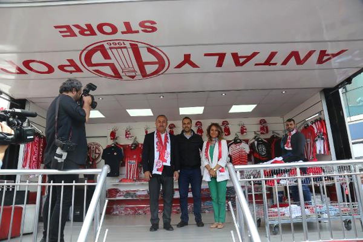 Çavuşoğlu, \'Hayır\' Standını Ziyaret Etti