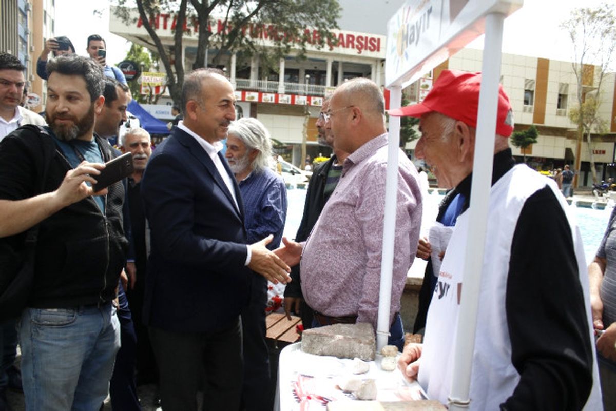 Çavuşoğlu, \'Hayır\' Standını Ziyaret Etti