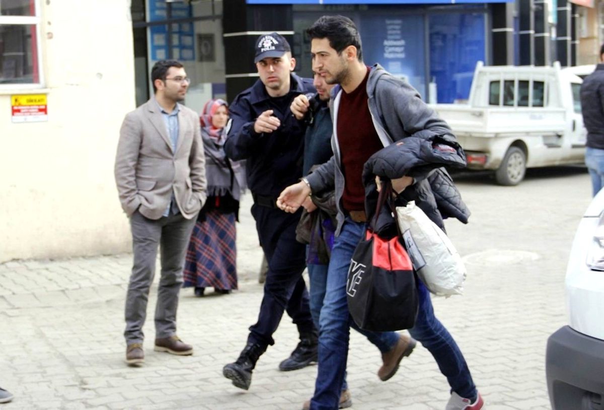 Fetö\'den Gözaltına Alınan 17 Asker Adliyeye Sevk Edildi