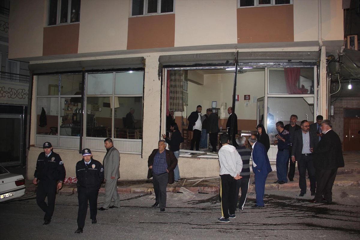 Gaziantep\'te Otomobil Kahvehaneye Girdi: 7 Yaralı
