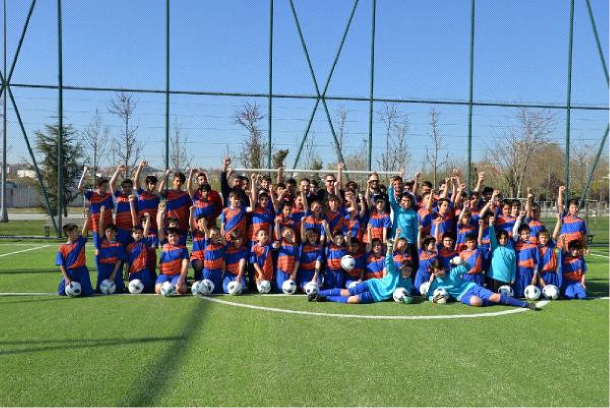 Genç Milli Takım Teknik Direktörü Sofuoğlu, Futbol Akademi Kampını Ziyaret Etti