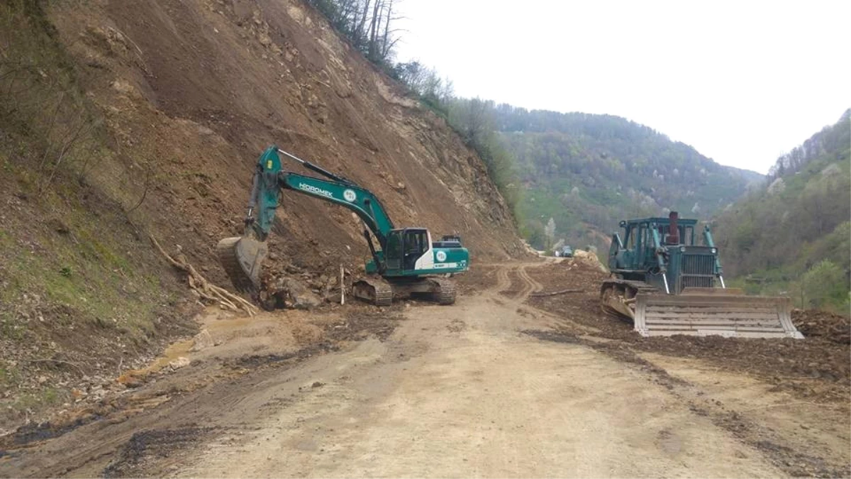 Gümeli\'deki Heyelan Sonrası Çalışmalar Devam Ediyor