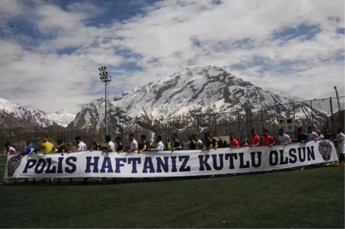 Hakkari-Yüksekova Maçında \'Polis Haftanız Kutlu Olsun\' Pankartı