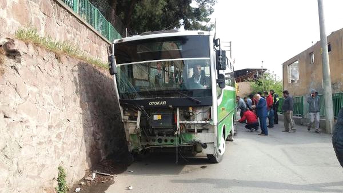 Halk Otobüsü İstinat Duvarına Çarptı: 4 Yaralı