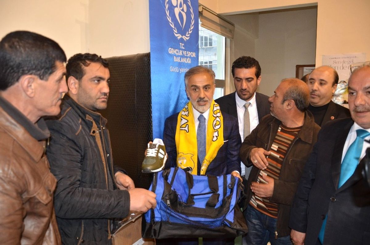 İş Adamı Ergün\'den Bin Sporcuya Malzeme Desteği