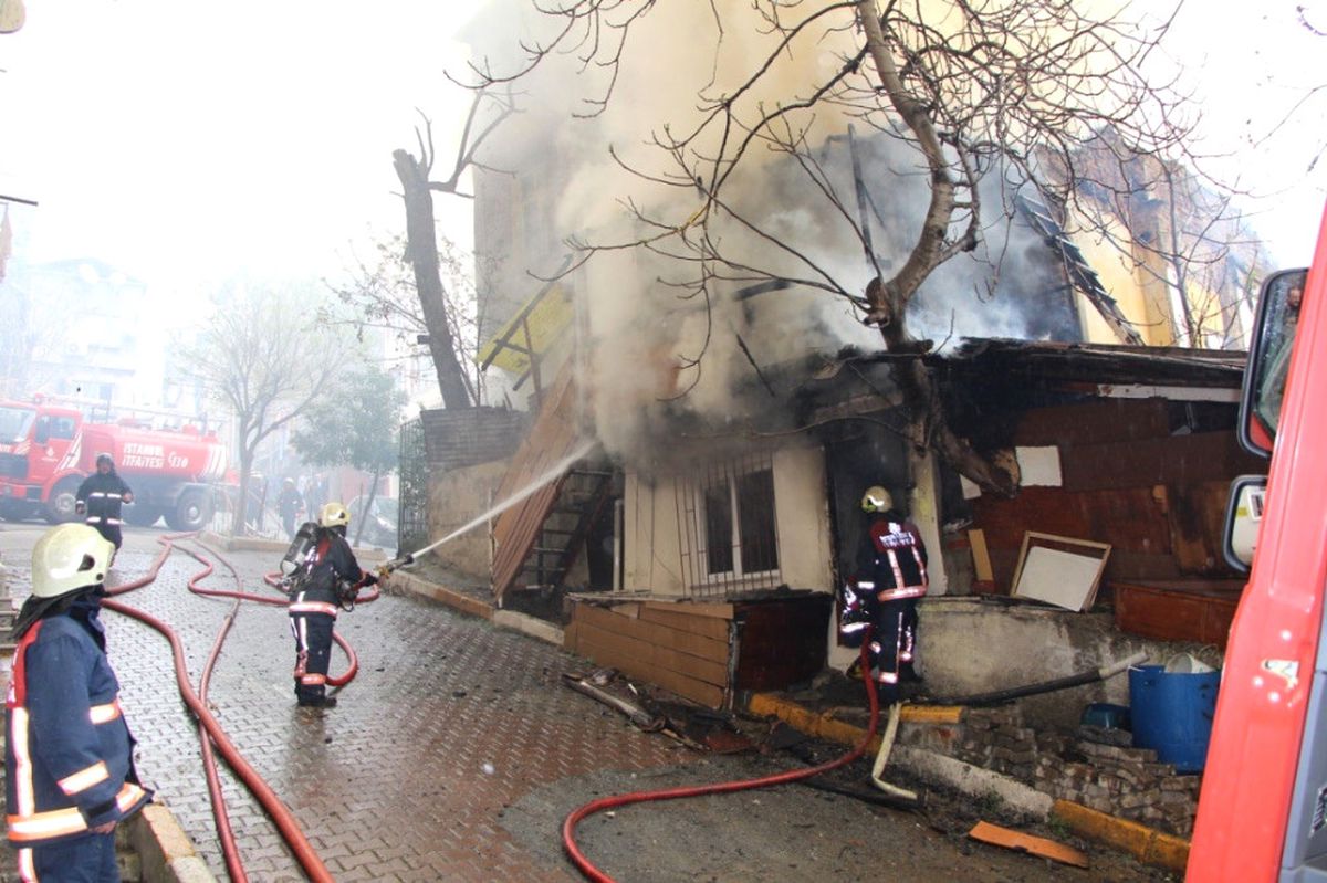 Istanbul\'da Üç Katlı Bina Alev Alev Yandı