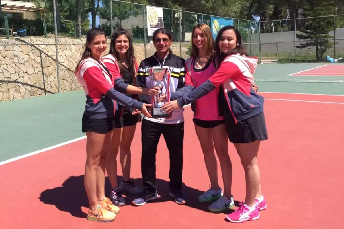 İzmir Ekonomi Üniversitesi Kız Tenis Takımı 1. Lig\'de