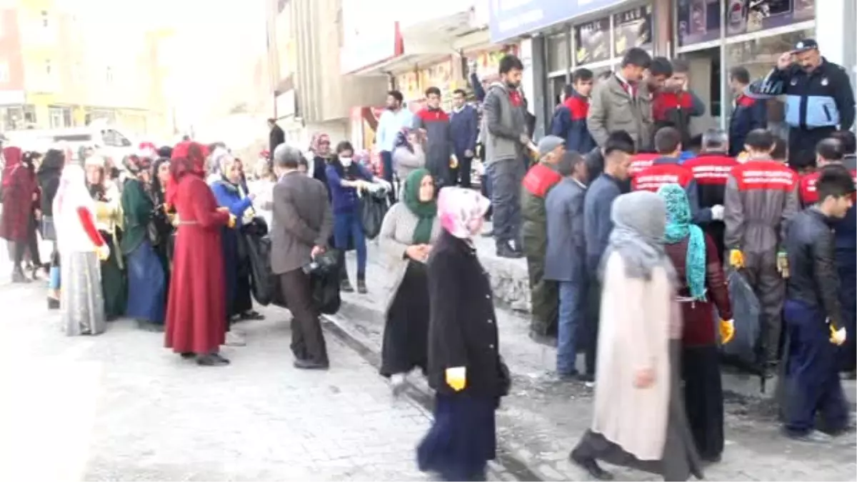 Kadın ve Erkekler Temiz Bir Hakkari İçin El Ele Verdi