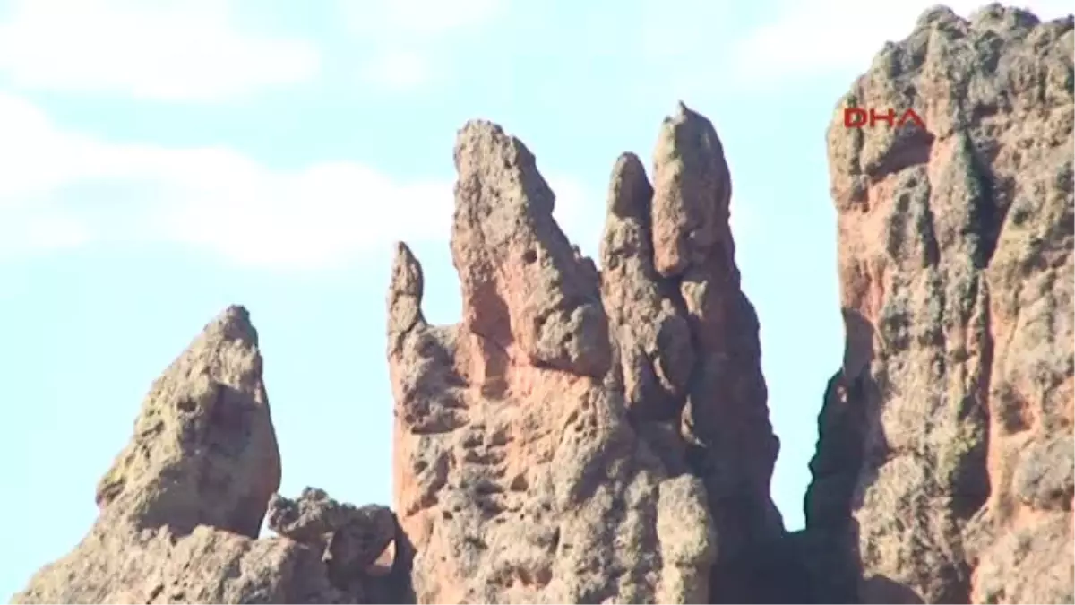 Kütahya Insan Silueti Görünümlü Kayalar Ilgi Odağı