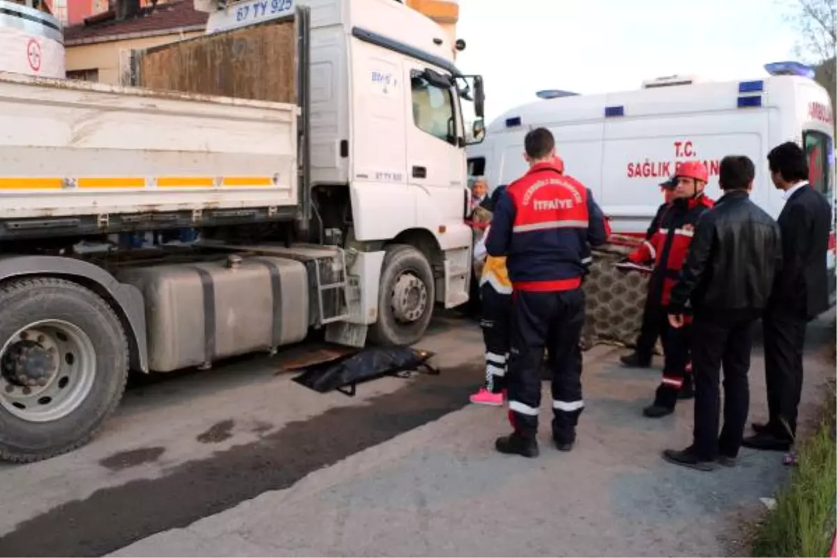 Mahalleli, 5 Yaşındaki Çocuğun Kazada Öldüğü Yolu Kapattı