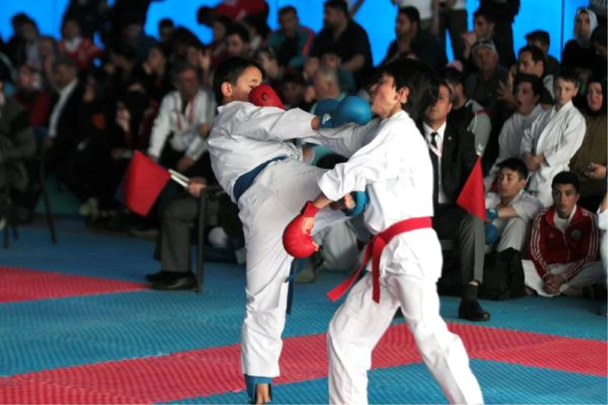 Minik Karateciler İzleyenleri Kendilerine Hayran Bıraktı