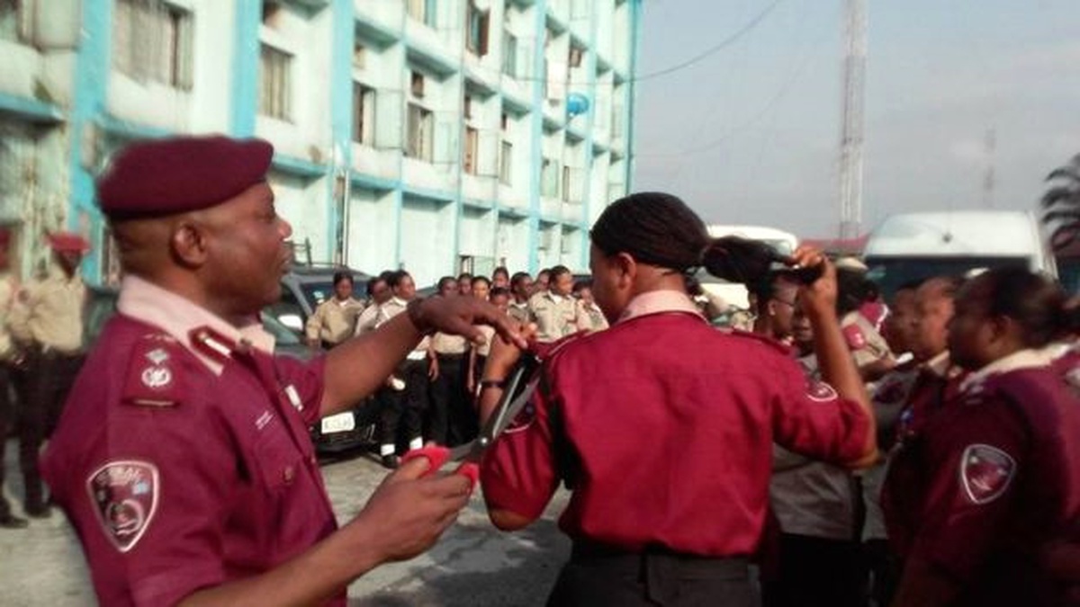 Nijerya\'da Kadın Trafik Polislerinin Saçı Ceza İçin Kesen Amire Disiplin Cezası
