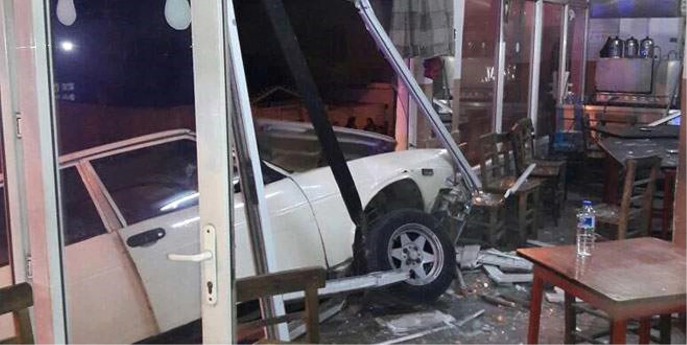 MHP\'lilerin Çalışma Yaptığı Kahvehaneye Otomobil Girdi: 7 Yaralı