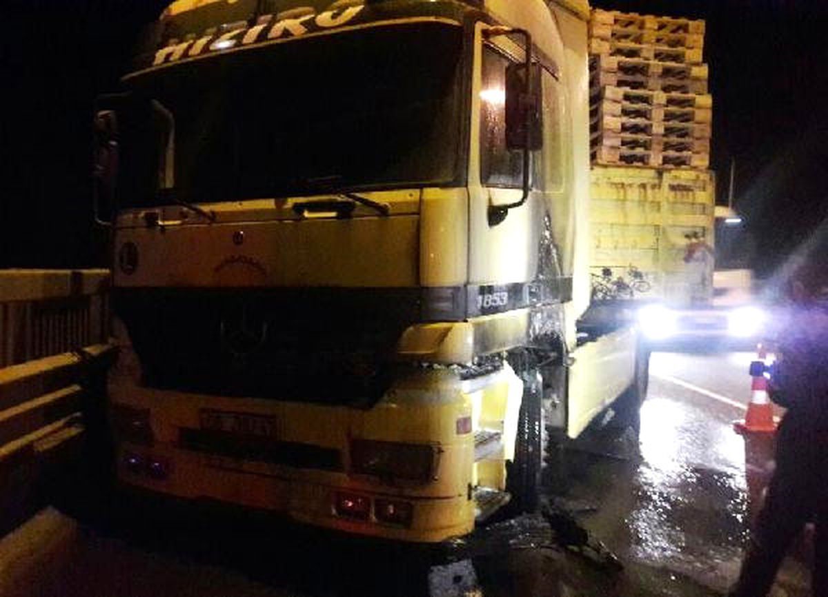 Palet Yüklü Tır\'da Çıkan Yangını İtfaiye Söndürdü