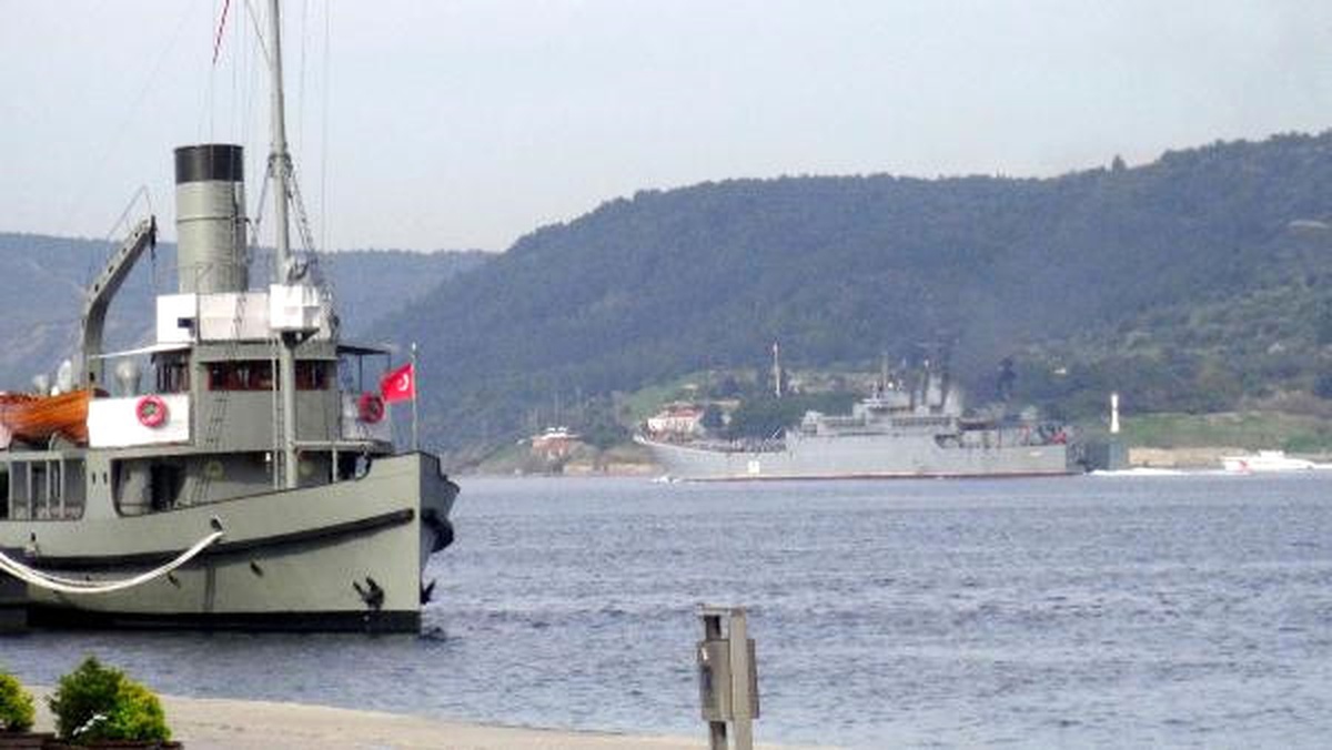 Rus Savaş Gemisi Çanakkale Boğazı\'ndan Geçti