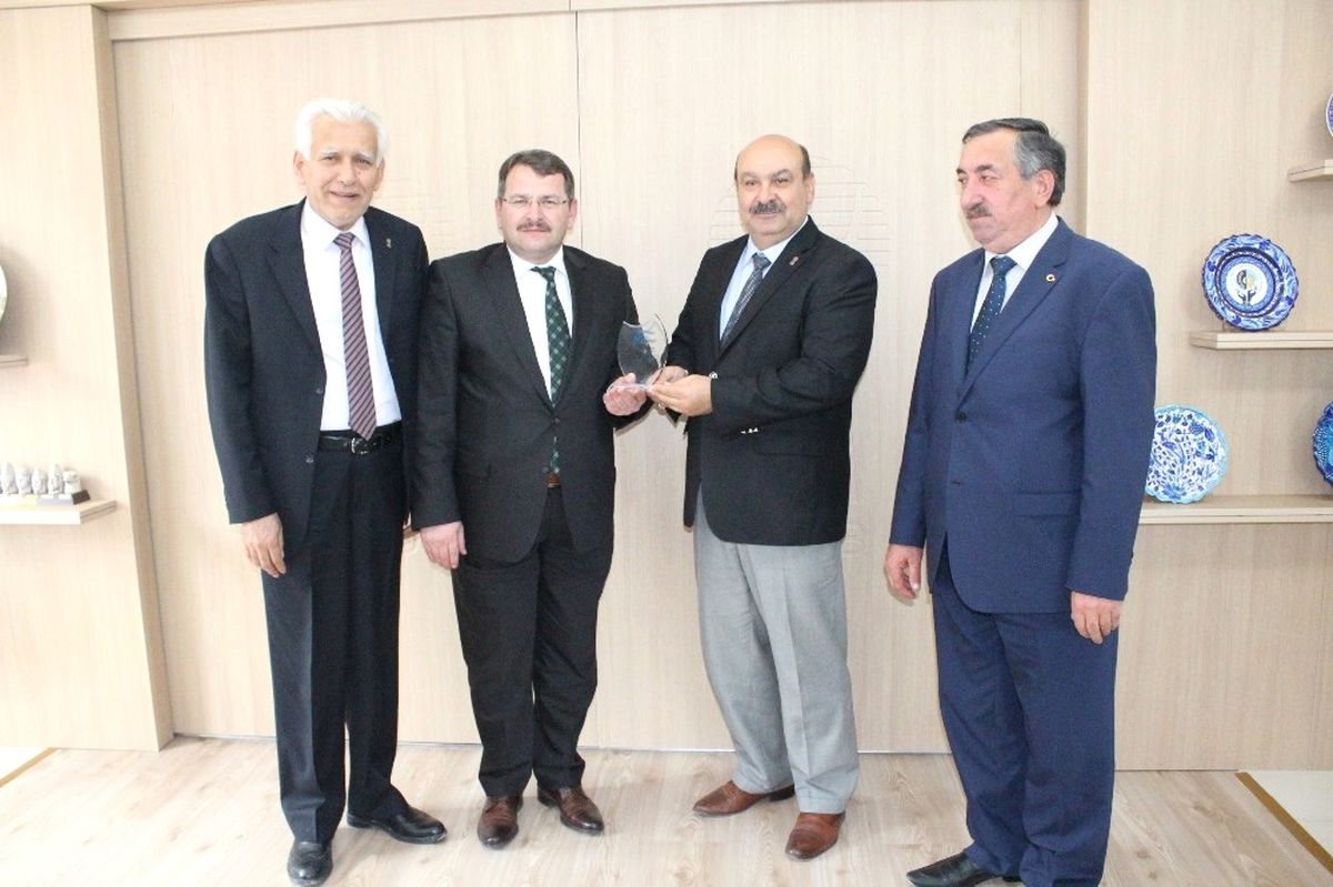 Sgk İl Müdürü Fidan, Esob Başkanı Konak\'a Plaket Verdi