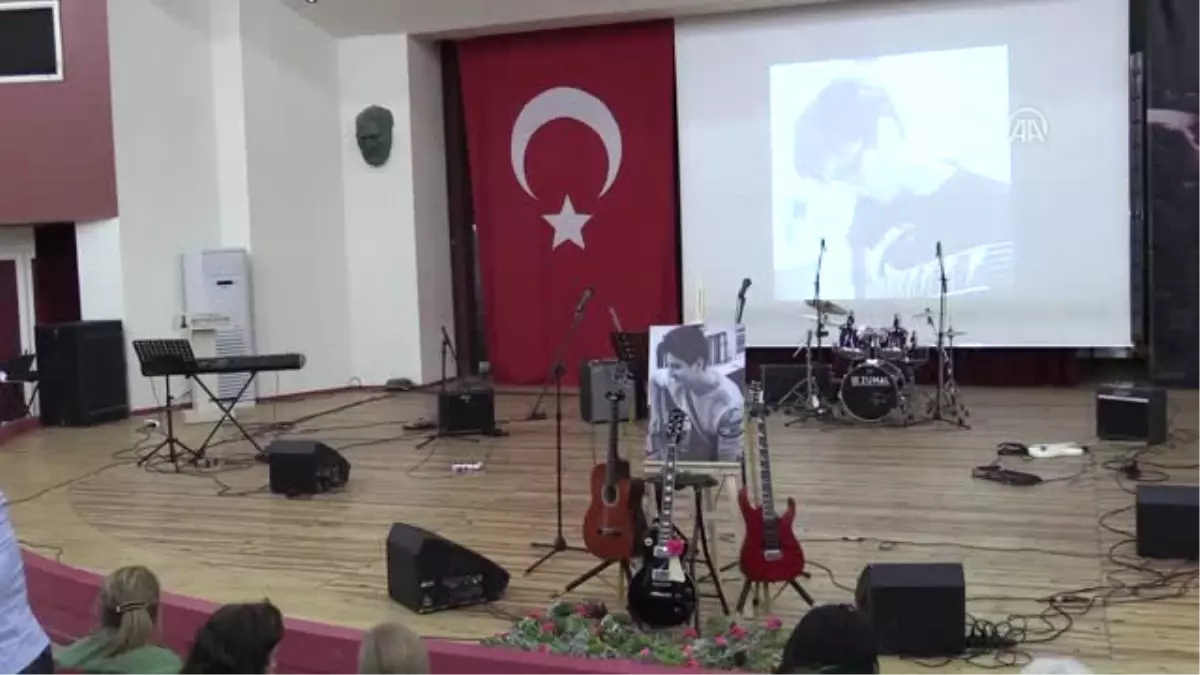 Trafik Kazasında Yitirdikleri Arkadaşları Anısına Konser