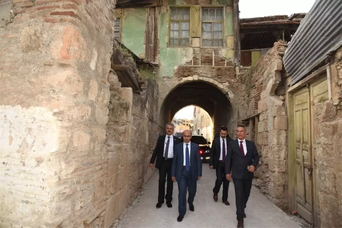 Vali Demirtaş, Adana\'nın Tarihi Tepebağ Bölgesinde İncelemelerde Bulundu
