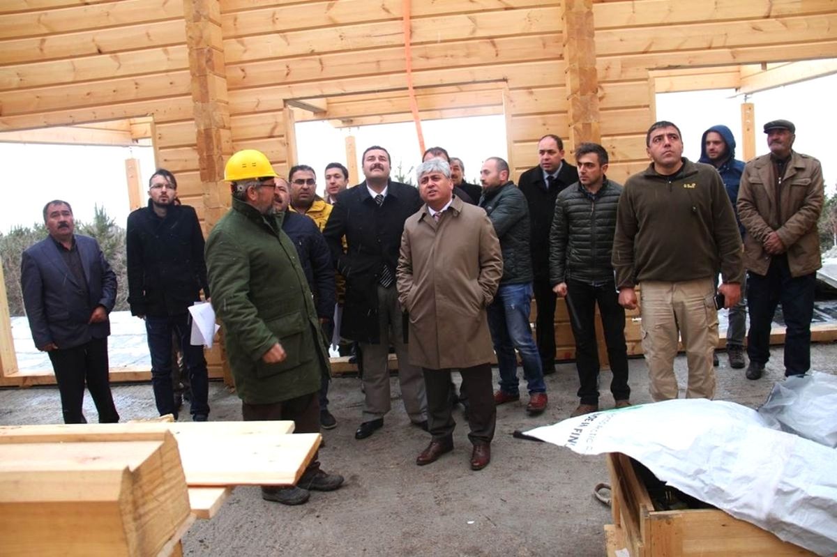 Vali Doğan Çıldır\'da Kütük Ev Çalışmalarını Yerinde İnceledi
