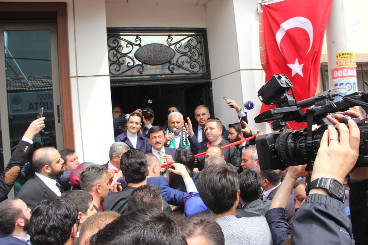 Vatandaşlarla Bir Araya Geldi, Açılış Yaptı