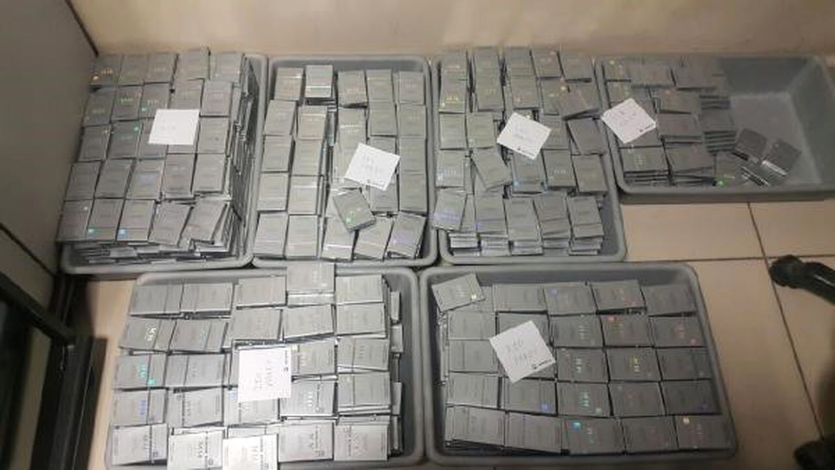 2 İranlı Havaalanında Kaçak Sigara ile Yakalandı