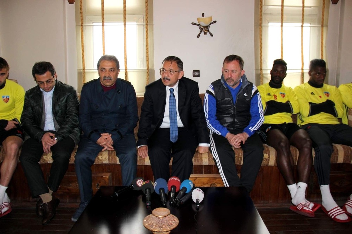 Bakan Özhaseki\'den Kayserispor\'a Moral Ziyareti