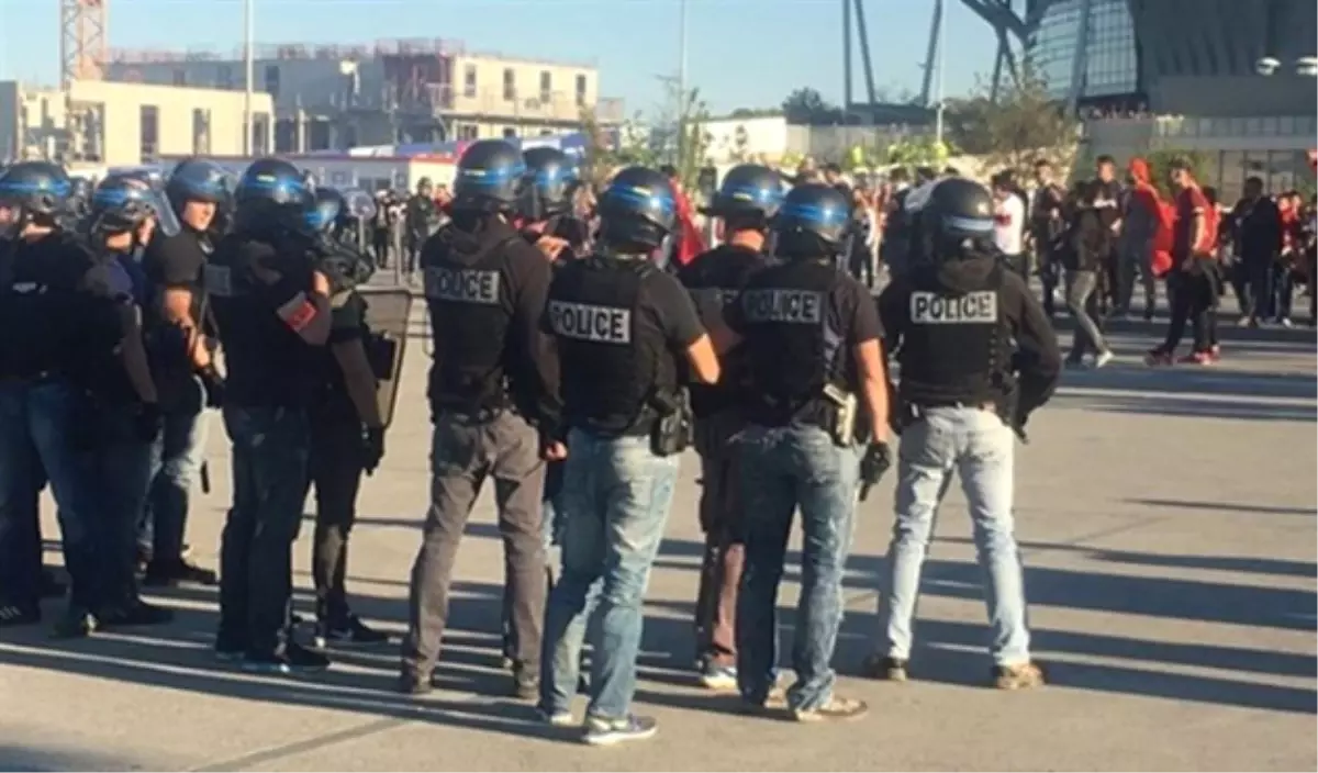 Beşiktaş Taraftarına Lyon\'da Polis Müdahalesi!