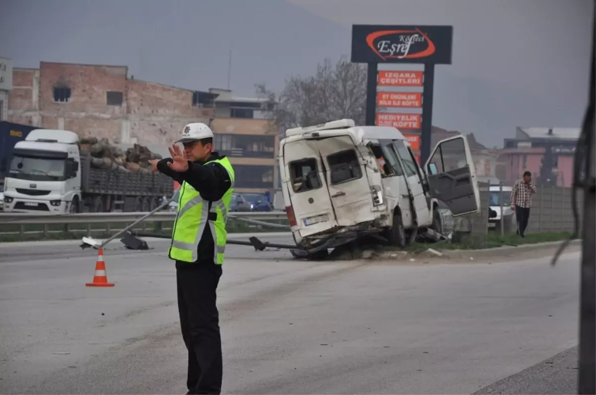 Bursa\'da Tır İşçi Servisine Çarptı: 15 Yaralı