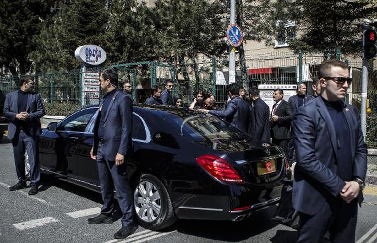 Cumhurbaşkanı Erdoğan Makam Aracını Durdurarak Vatandaşlarla Sohbet Etti