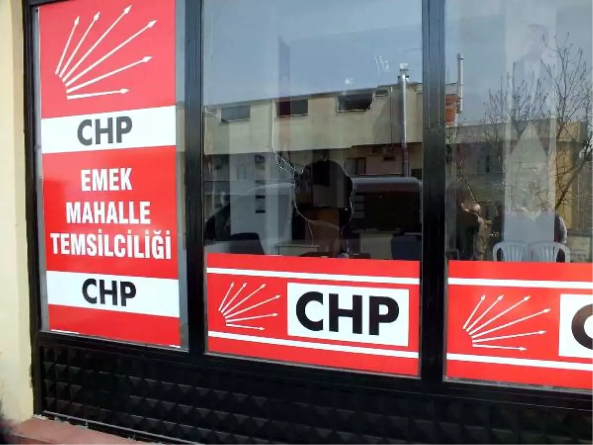 Darıca\'da CHP\'nin Mahalle Temsilciliğinin Camı Kırıldı