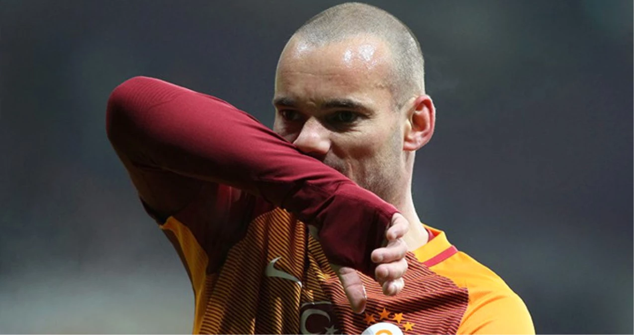 Galatasaraylı Wesley Sneijder, Soyunma Odasında Kramponlarını Fırlattı