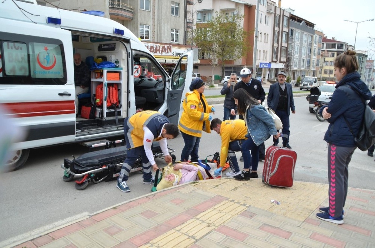Geri Geri Gelen Otomobilin Çarptığı Yaya Yaralandı