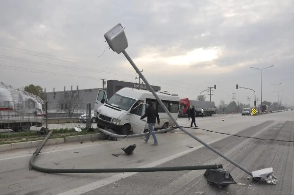 İnegöl\'de Servis Aracına Tır Çarptı; 15 Yaralı