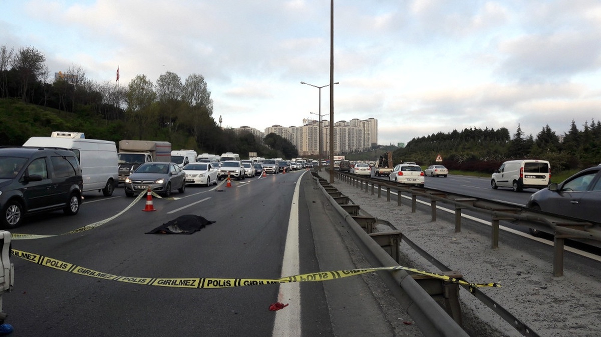 Istanbul\'da Feci Kaza: Üzerinden 3 Araç Geçti