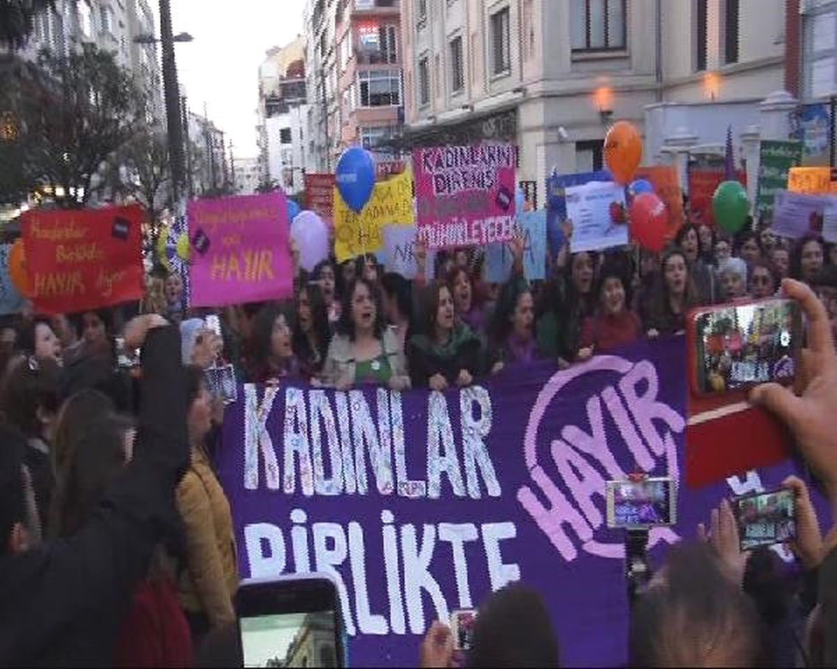 Kadıköy\'de Kadınlardan \'Hayır\' Yürüyüşü