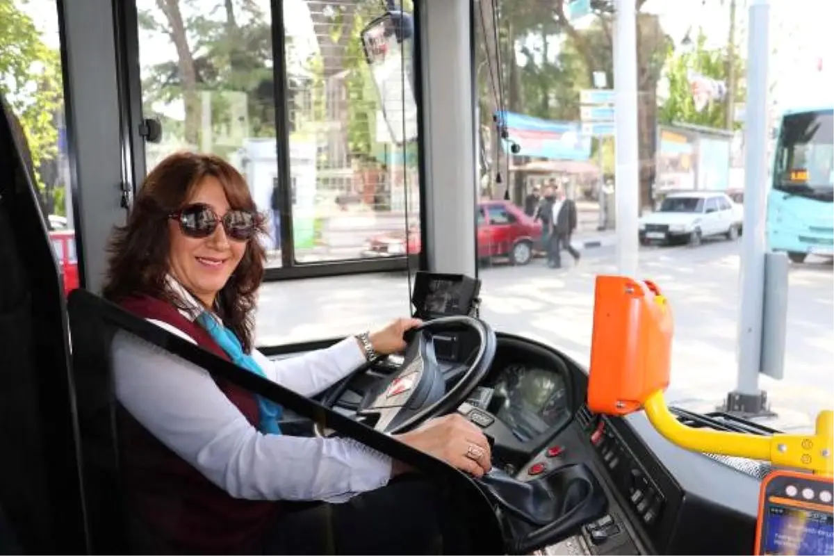 Kadın Halk Otobüsü Şoförü Rahatsızlanan Yolcusunu Hastaneye Yetiştirdi