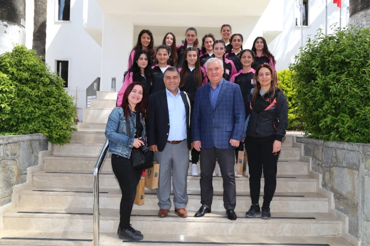 Kıbrıs Kız Hentbol Takımı Bodrum Belediyesi\'ni Ziyaret Etti
