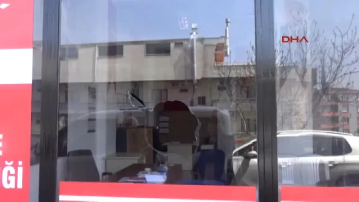 Kocaeli Darıca\'da CHP\'nin Mahalle Temsilciliğinin Camı Kırıldı