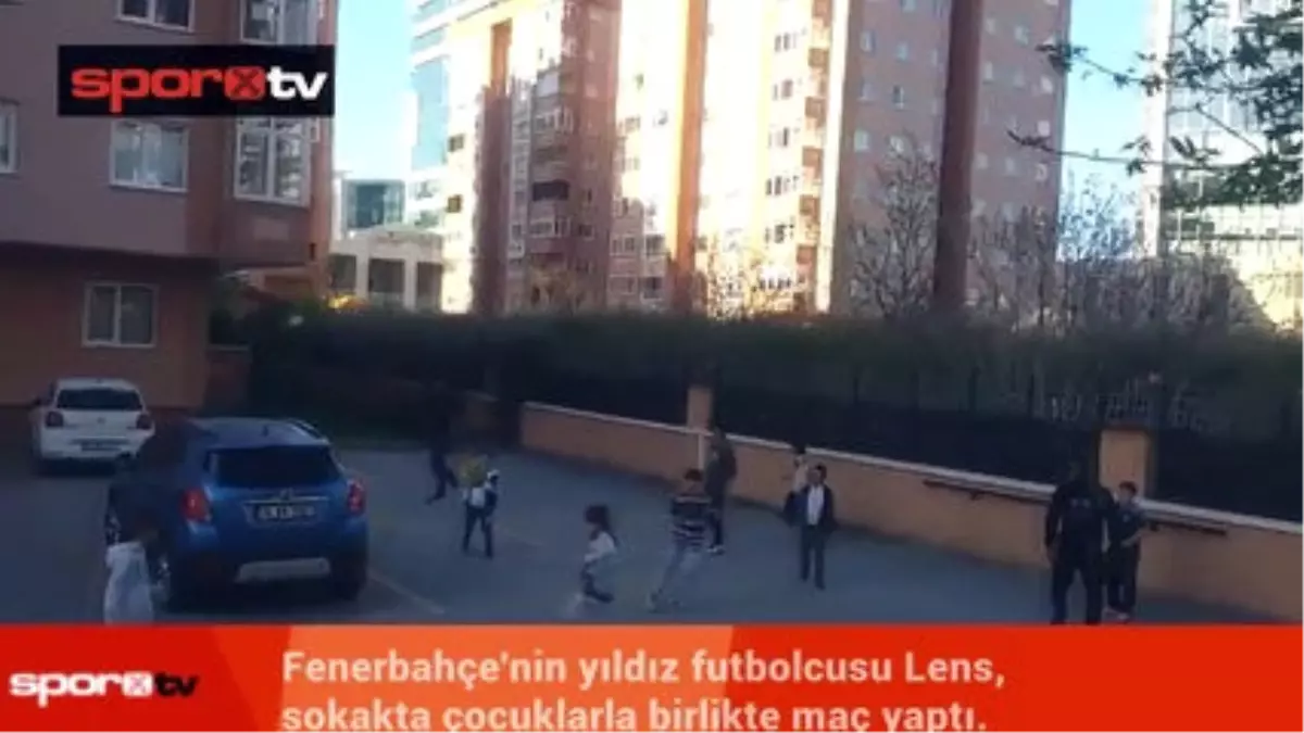 Lens Sokakta Çocuklarla Maç Yaptı