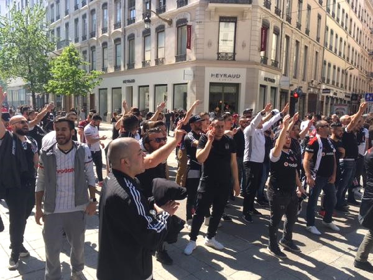 Lyon Sokaklarını Beşiktaş Çarşı\'ya Çevirdiler