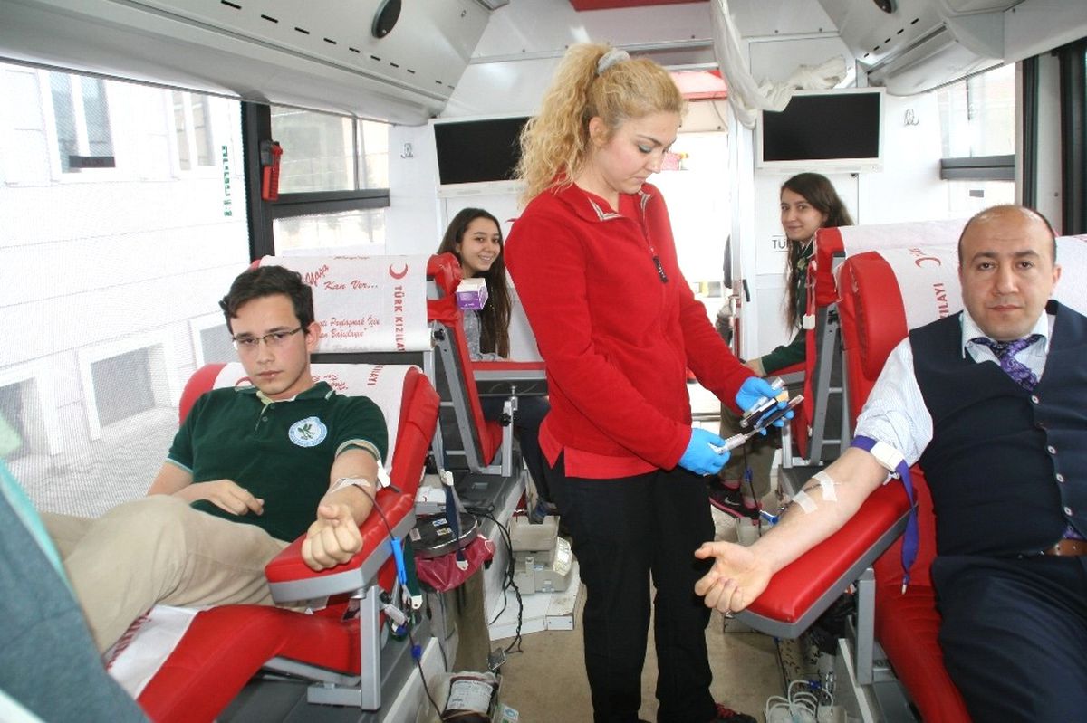 Öğrencilerden Kızılay\'a Gönüllü Kan Bağışı
