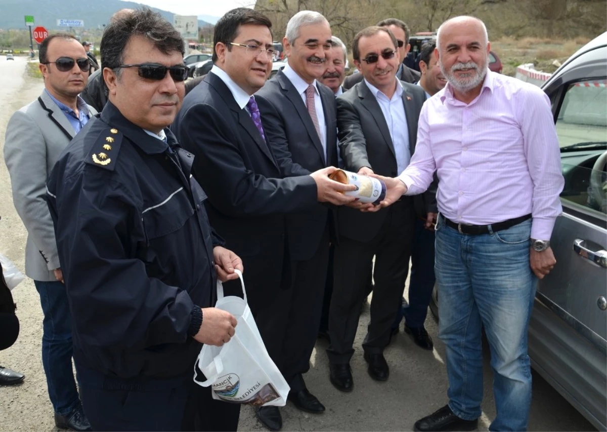 Osmancık Polisinden Sürücülere Pirinç ve Leblebi İkramı