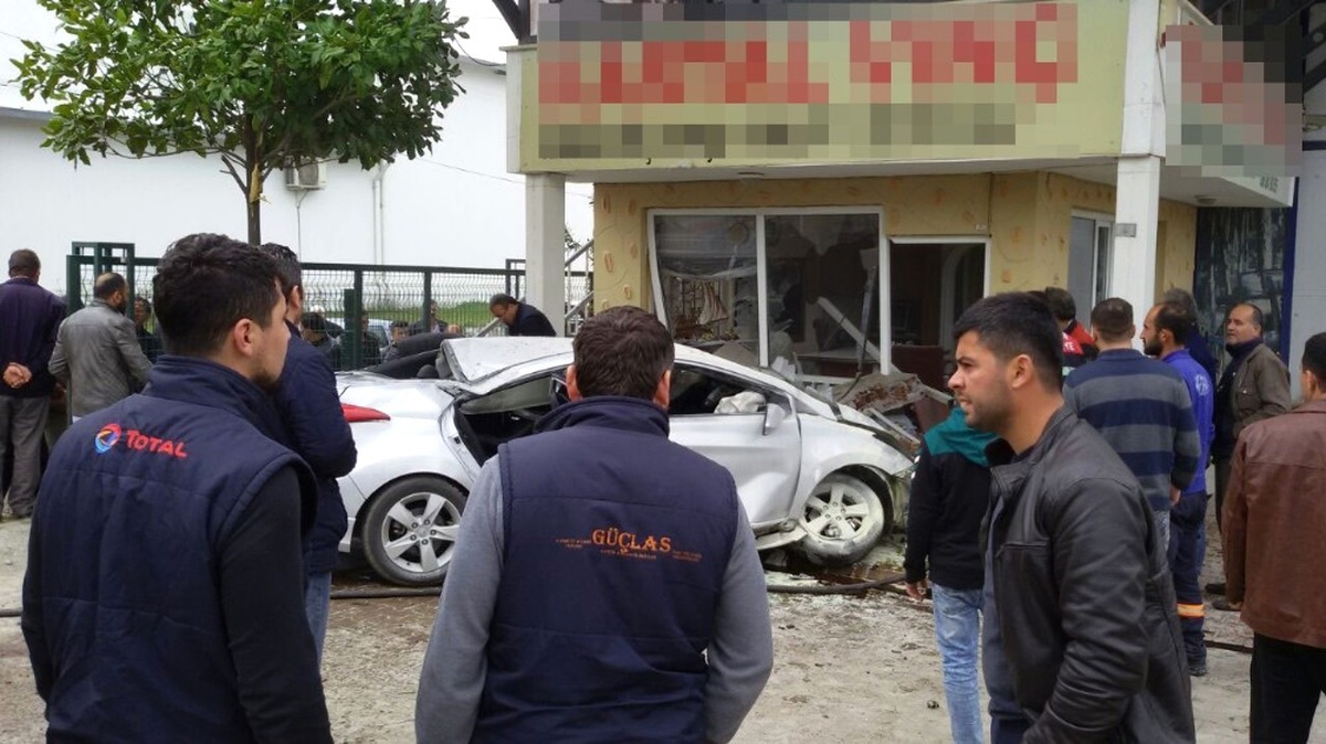 Otomobil Dükkana Girdi: 1 Yaralı