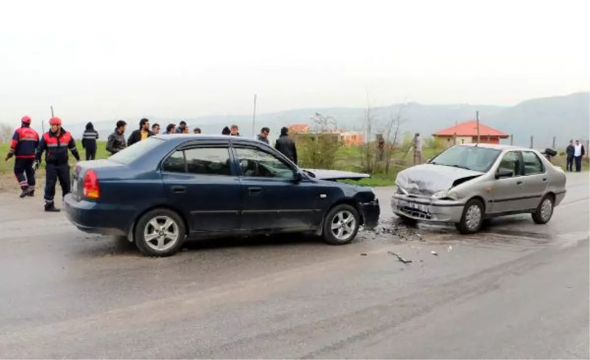 Otomobiller Kafa Kafaya Çarpıştı: 3 Yaralı