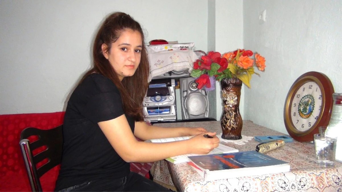 Mersin\'de, Sürekli Karnı Guruldayan Genç Kız Hayata Küstü