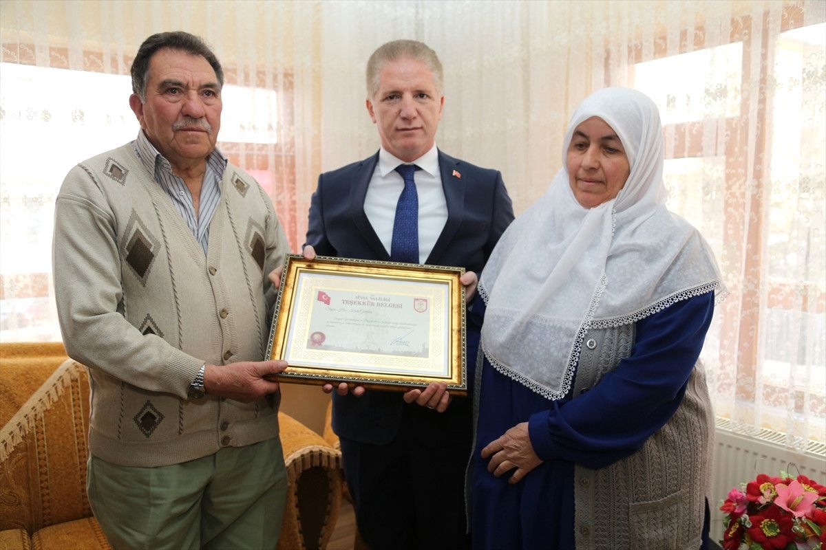 Vali Gül\'ün Hayırsever Aileye Ziyareti